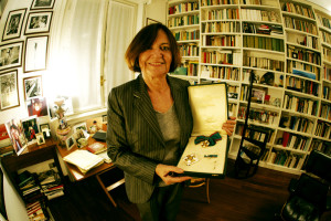 Grazia Neri con gli emblemi dell'onorificenza di Grande Ufficiale della Repubblica Italiana (Fotografia di Lello Piazza)
