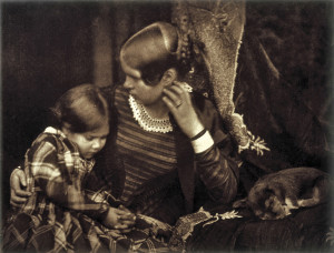 David Octavius Hill e Robert Adamson - Miss Farnie, con la figlia Harriet e un cucciolo che dorme (1845c)