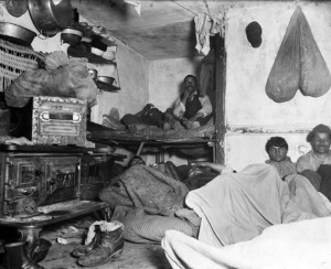 Jacob Riis - In un caseggiato affollato di Bayard street (New York, 1889)
