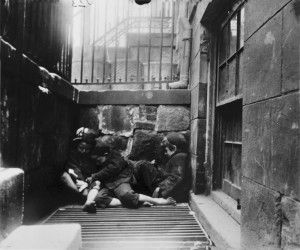 Jacob Riis - Tre bambini dormono all'aperto (New York, 1890c)