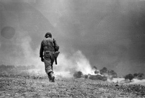 Robert Capa - Soldato americano in perlustrazione (Troina, 4-5 agosto 1943)